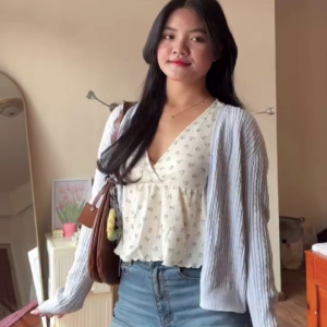 Effortless Campus Chic – Light Cardigan, Floral Top & Classic Blue Jeans Look